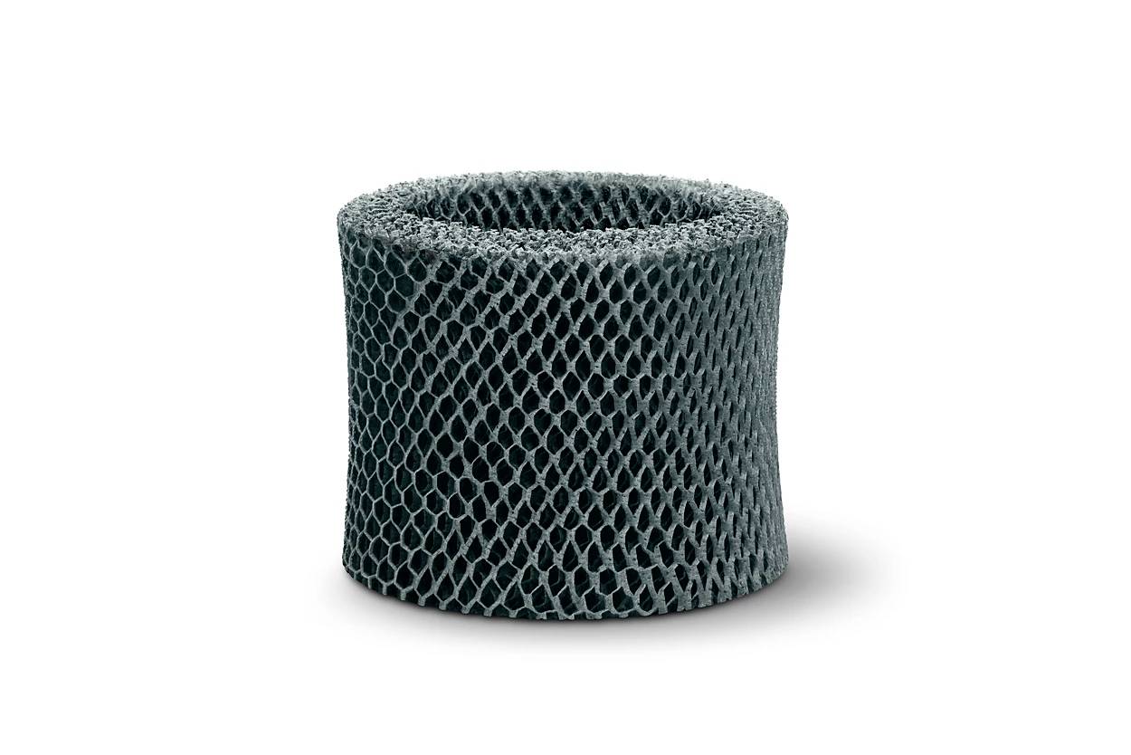 Een rond, honingraatvorming netobject met een donkere, gestructureerde oppervlakte op een witte achtergrond.