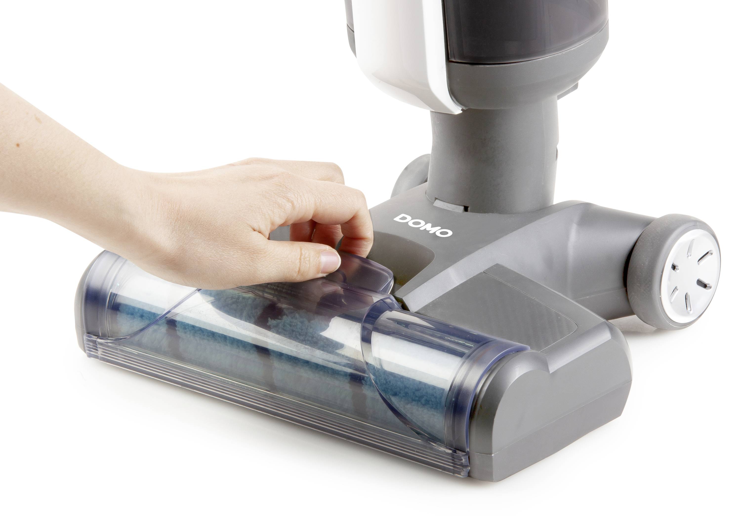 'Een hand verwijdert een transparante plastic afdekking van een stofzuigeropzetstuk.'