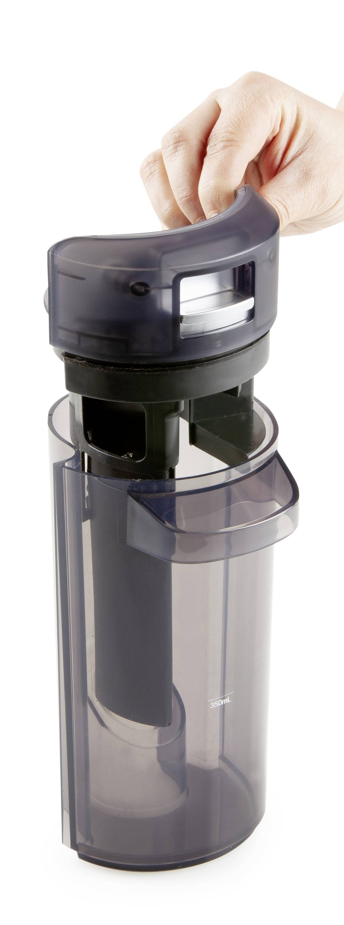 Een hand opent de deksel van een transparante, cilindrische container met klapdeksel. De container oogt modern en functioneel.