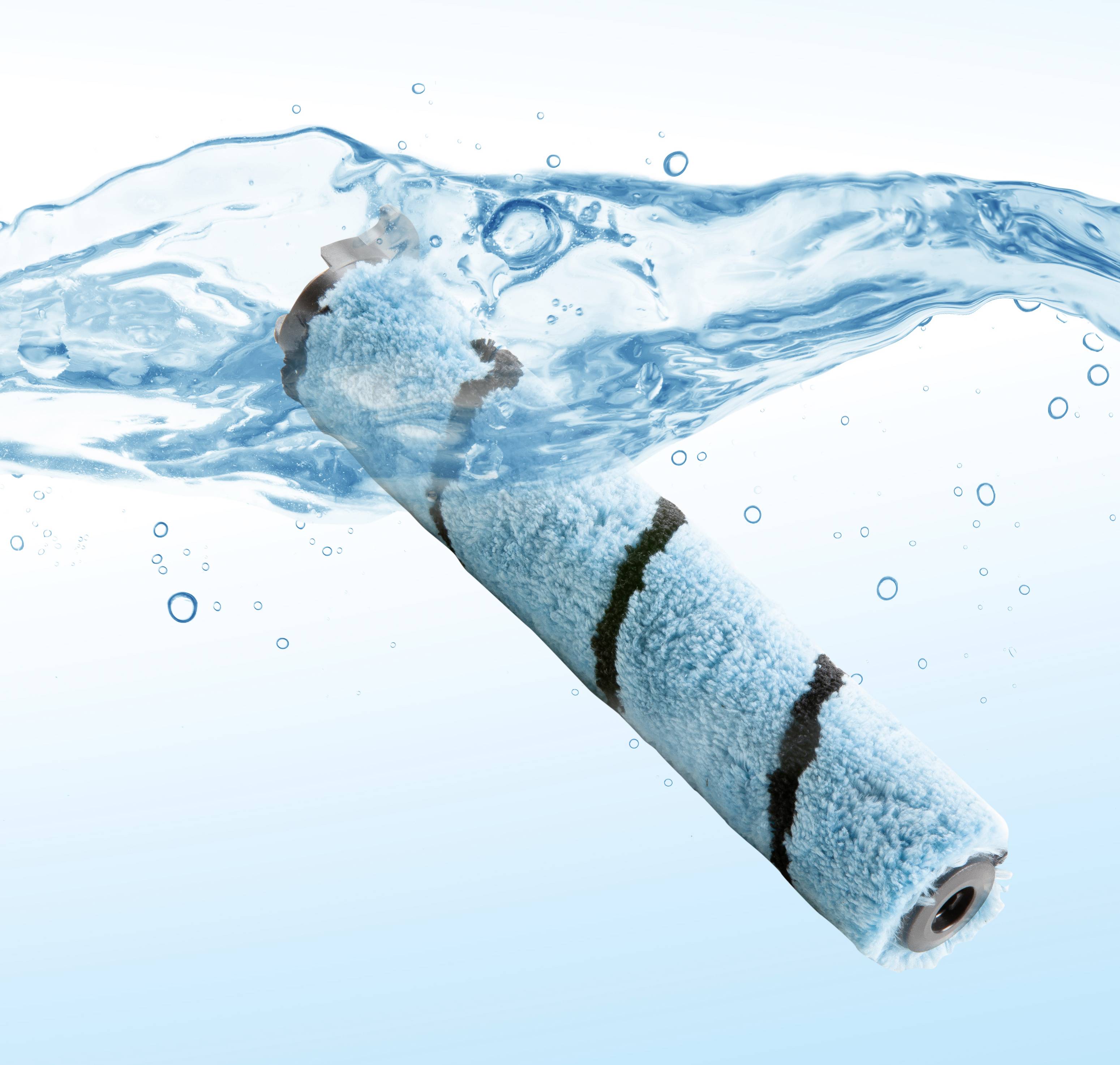 Een schone dweil wordt ondergedompeld in helder water terwijl hij wordt gedraaid.