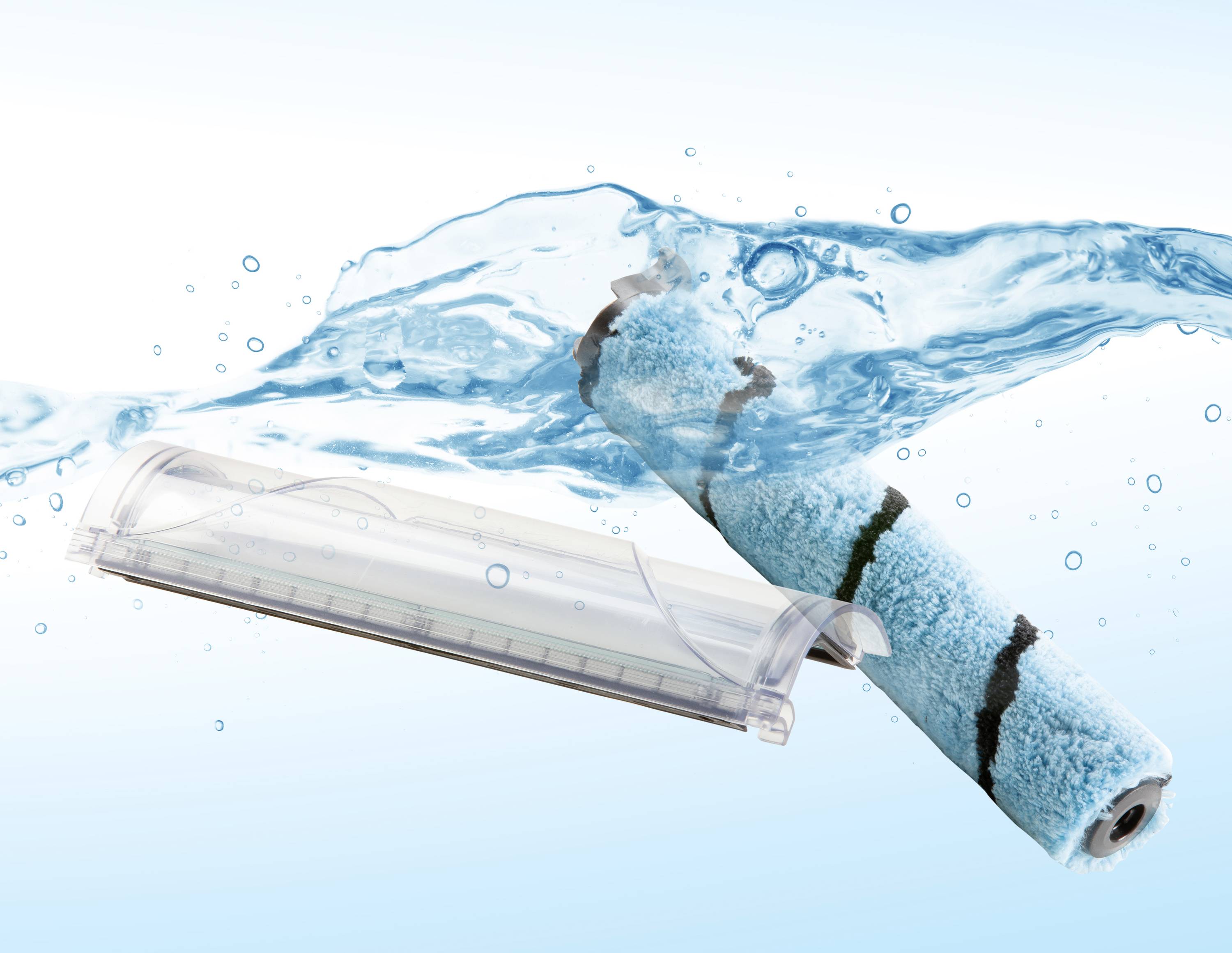 Verfrol met transparante bescherming en waterachtergrond, symboliseert schone en efficiënte verftoepassing.