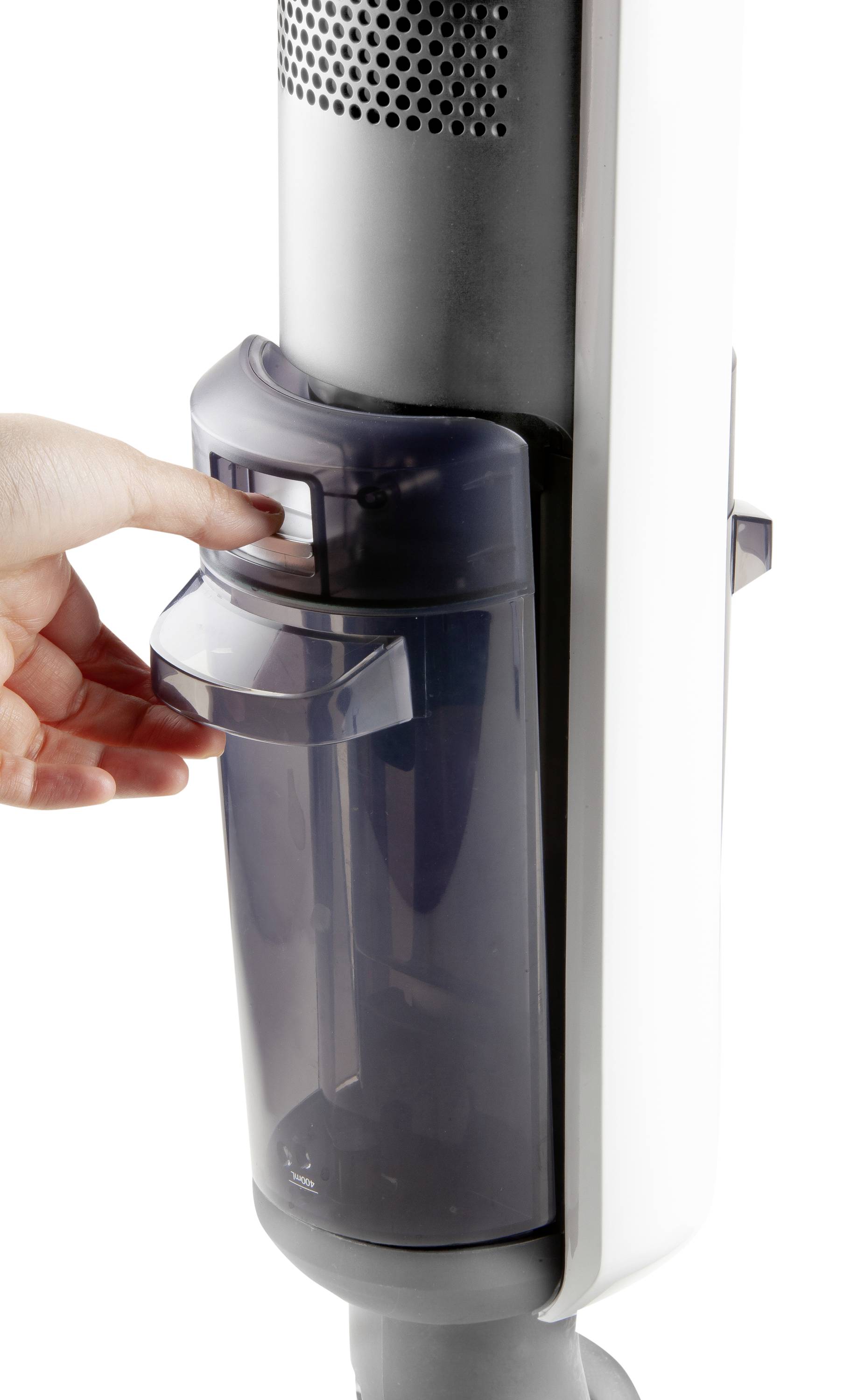 Een hand trekt de stofcontainer uit een staande stofzuiger.