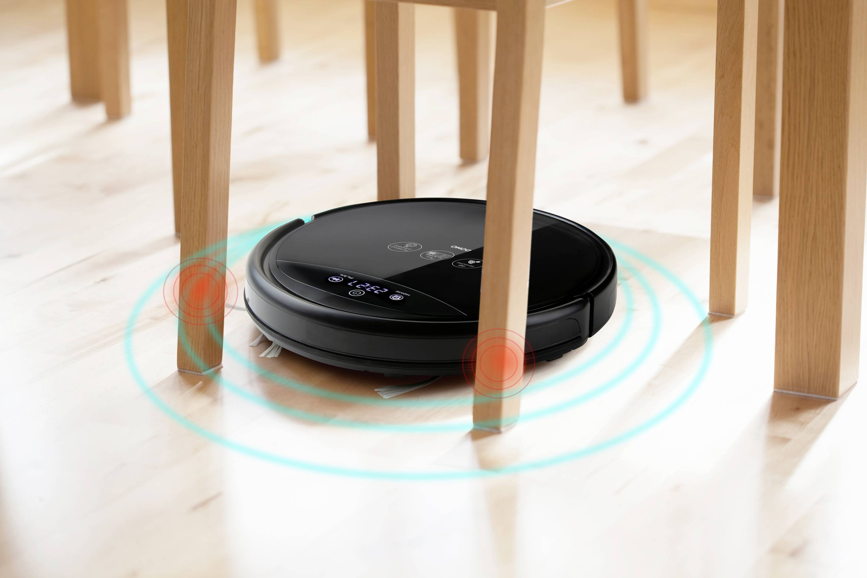 Een stofzuigerrobot navigeert tussen stoelpoten op een houten vloer. Blauwe lichtringen wijzen op sensoren voor obstakelbewaking.