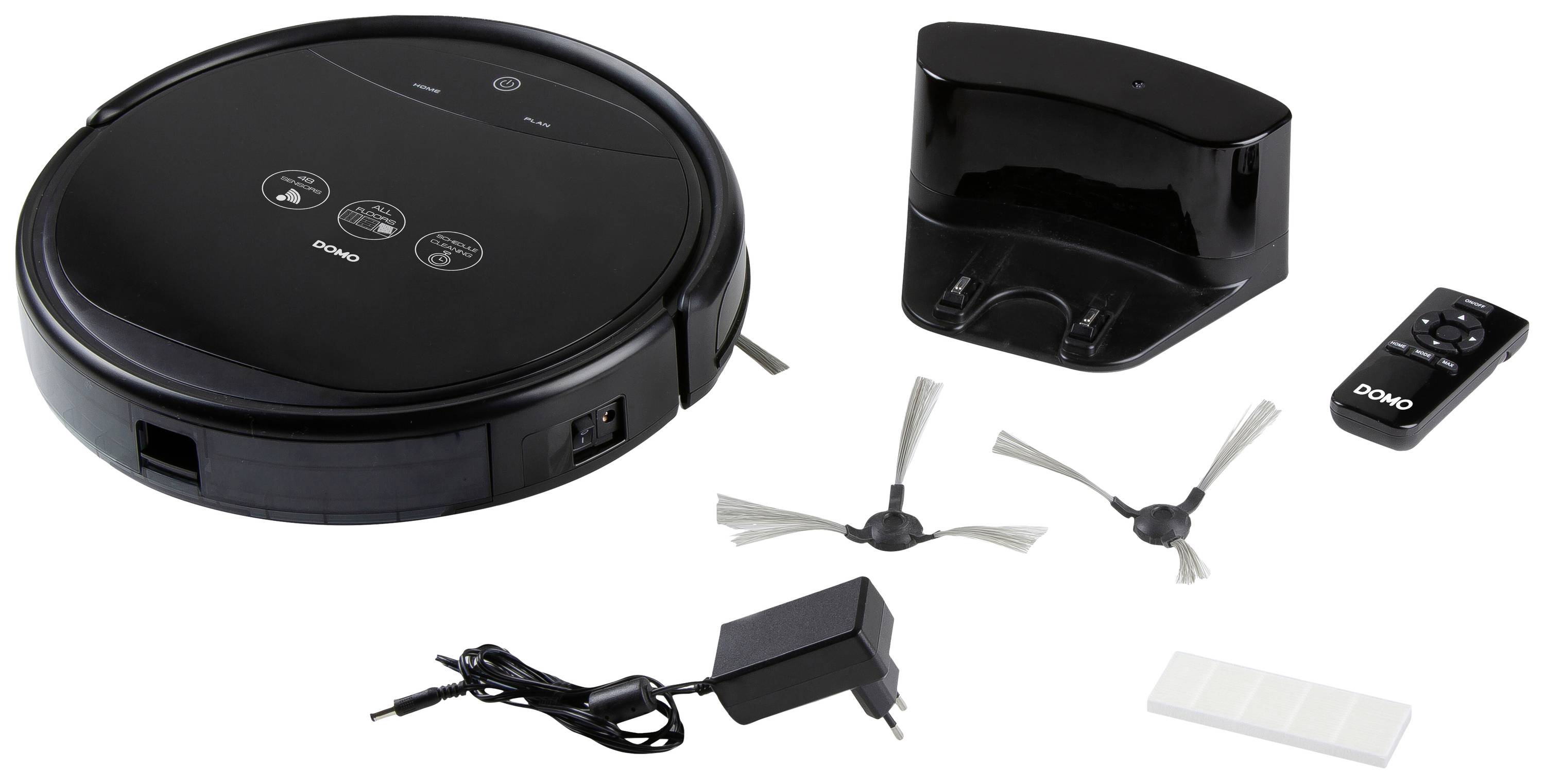 Een zwarte robotstofzuiger met laadstation, afstandsbediening, twee borstels en een oplader ligt op een witte achtergrond.