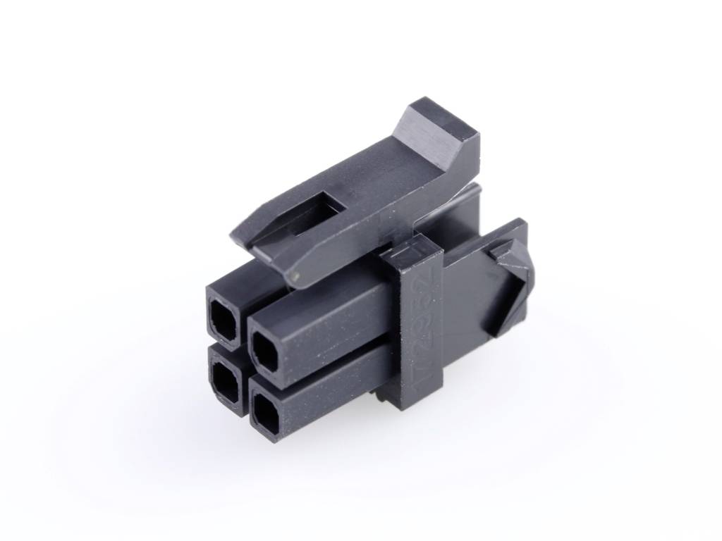 'Een zwarte 4-polige kunststof stekker met een vergrendeling bovenaan, perspectivisch gezien van schuin bovenaf.'