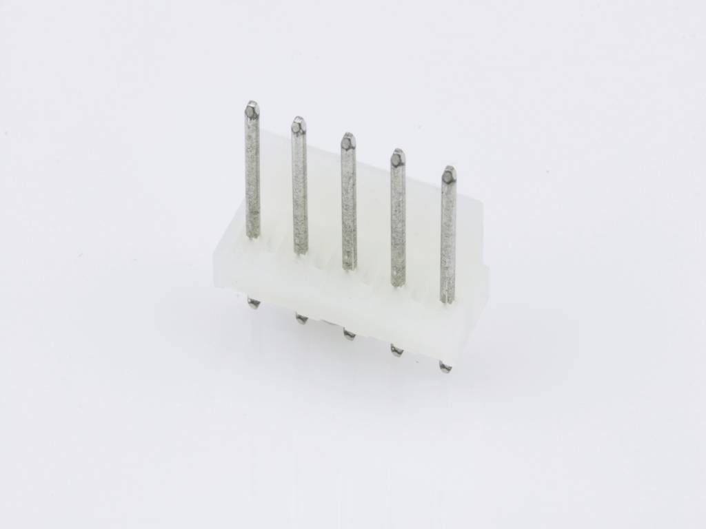 Een witte elektrische stekker met vijf metalen pinnen op een witte achtergrond. De stekker wordt gebruikt voor elektrische aansluiting.