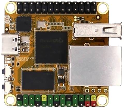 Een kleine, vierkante microcontroller met een USB-aansluiting en meerdere gekleurd gemarkeerde aansluitingen op een printplaat.