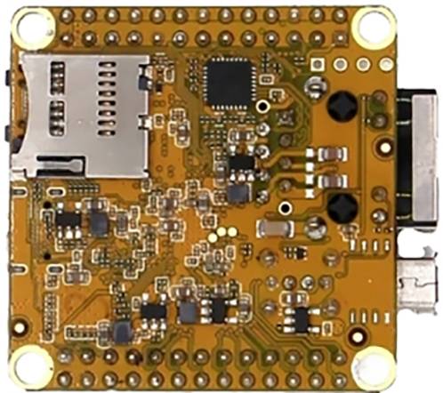 Een microcontroller-board met verschillende elektronische componenten en aansluitingen op een oranje printplaat.