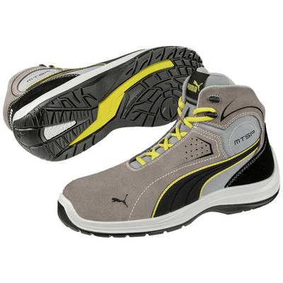 Een paar grijze sportschoenen met gele details en een zwarte rubberen zool. De sportschoenen tonen het Puma-logo aan de zijkant.