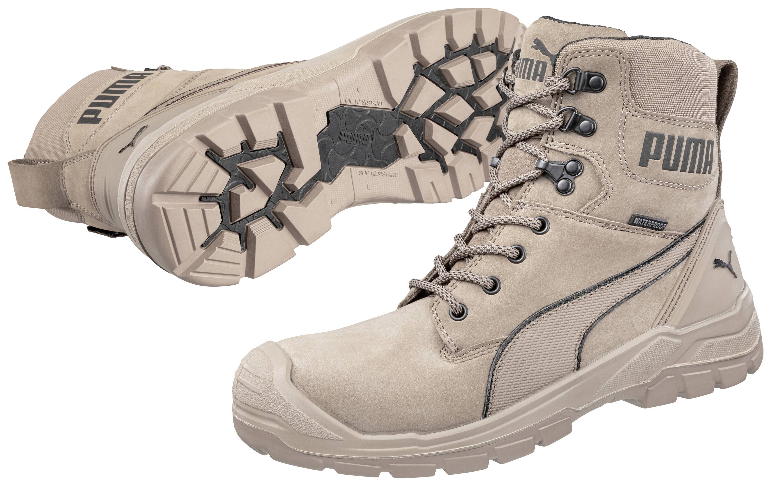 Twee beige, robuuste outdoorlaarzen met zwarte veters en een opvallend profiel zool. Opdruk 'PUMA' aan de zijkant van de schacht.