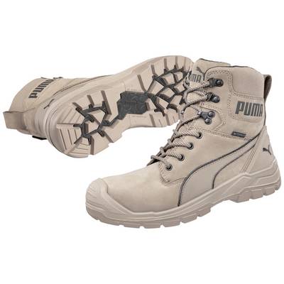 Twee beige Puma laarzen met een slipvaste zool en veters, geschikt voor buitenactiviteiten.
