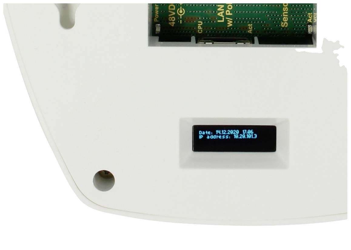 Wit apparaat met een klein display waarop 'Datum: 14.20.2020' en 'IP-adres: 192.4.8.15' staat. Bovenaan zijn elektronische componenten zichtbaar.