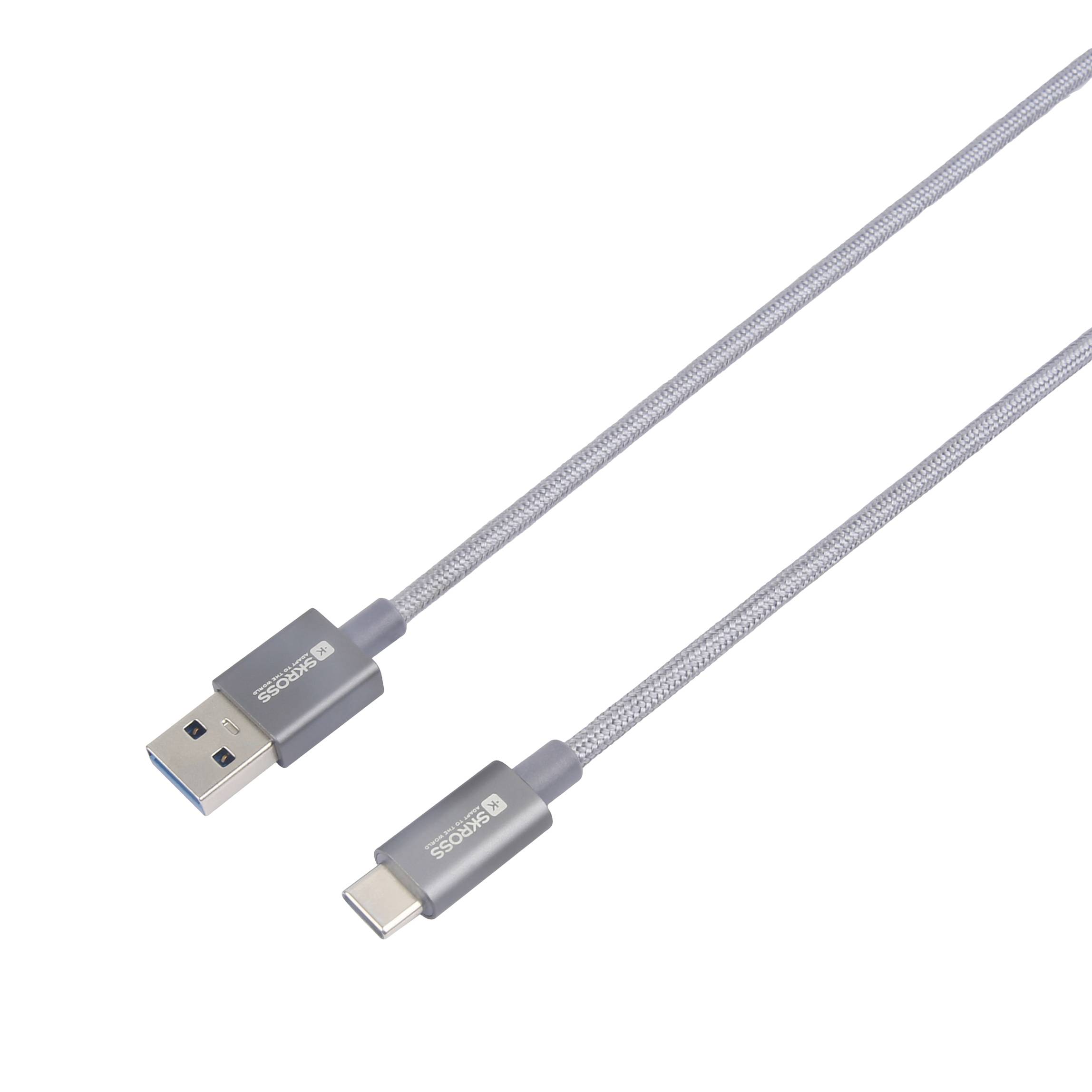 USB-naar-USB-C-kabel op witte achtergrond, toont aansluitingen en gevlochten ontwerp voor gegevensoverdracht en opladen.