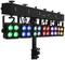 Een LED-lichtunit met meerdere gekleurde lampen, gerangschikt in vier groepen: groen, blauw, rood en geel, gemonteerd op een stang.