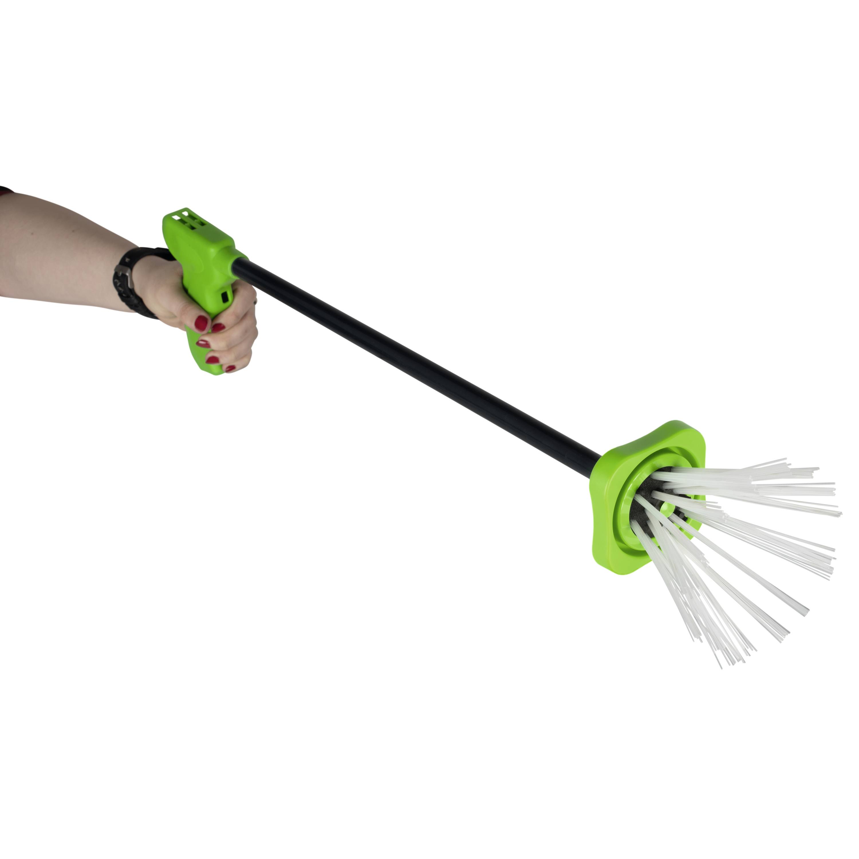 Een hand houdt een groene reinigingsstok met witte borstels vast, die kan worden gebruikt voor schoonmaken of stofzuigen.