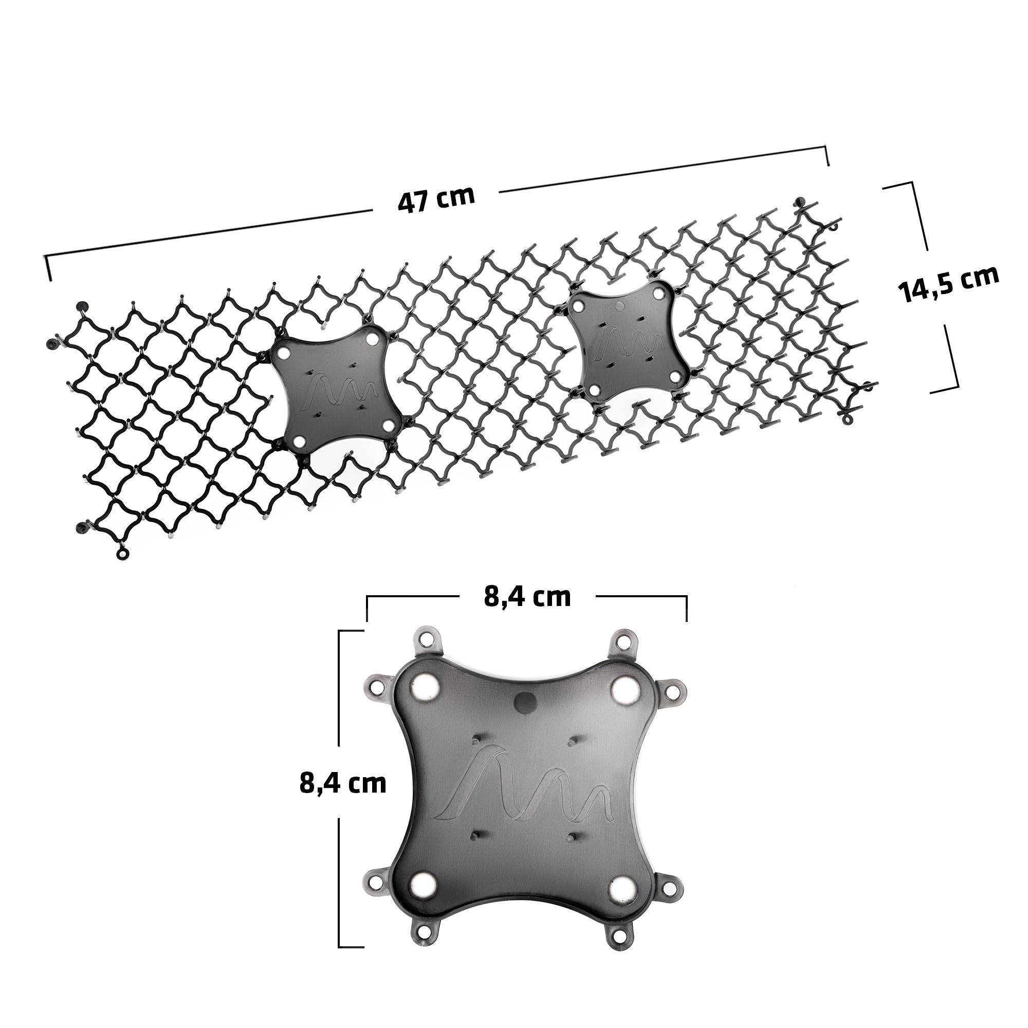 'Zwart, roosterachtig bevestigingsnet met afmetingen: 47 cm lengte en 14,5 cm breedte. Afzonderlijk bevestigingsstuk is 8,4 cm x 8,4 cm.'