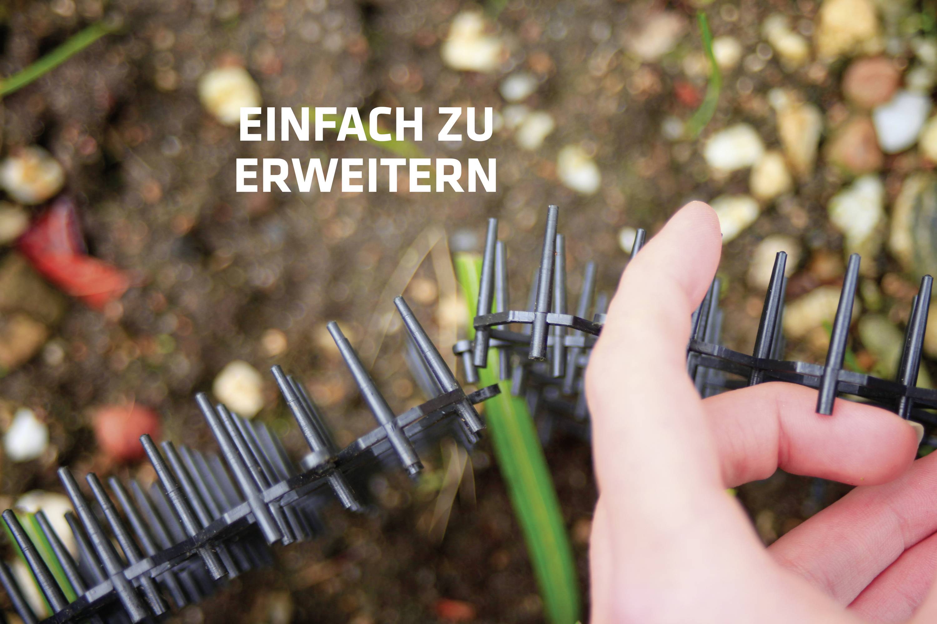 Een hand houdt zwarte kunststof punten vast die de grond raken. Tekst in de afbeelding: 'EENVOUDIG UIT TE BREIDEN'.
