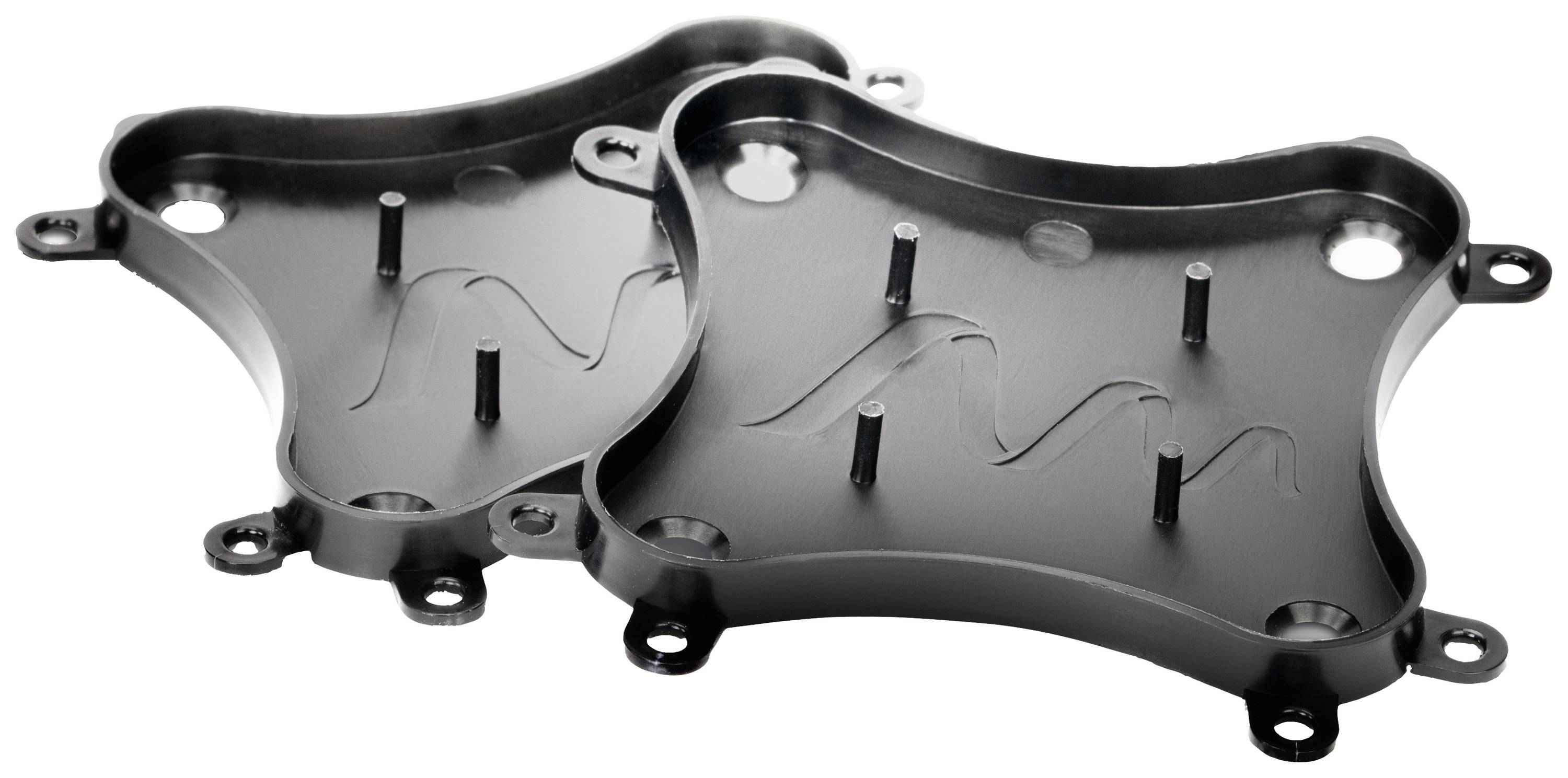 Twee zwarte metalen platen met meerdere schroefgaten en een golvend patroon, waarschijnlijk montageonderdelen voor technische apparatuur.