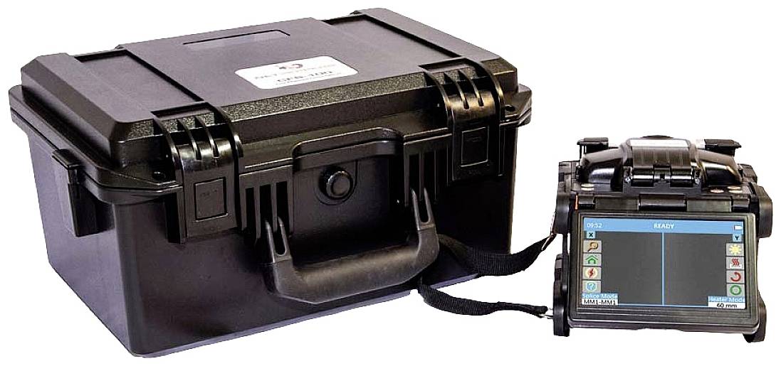 Een draagbare refractometer met een zwarte opbergkoffer, verbonden door een kabel, staand op een witte ondergrond.