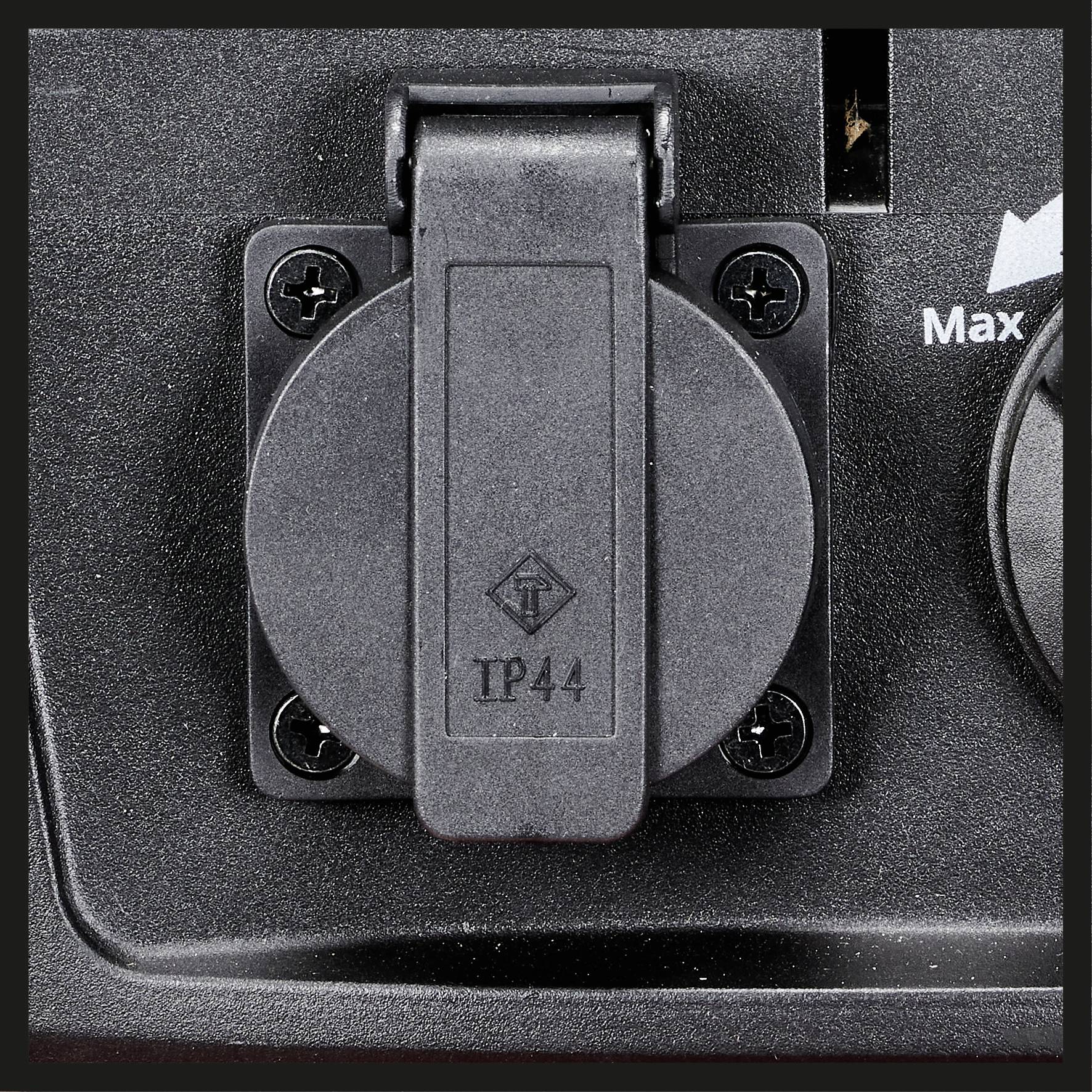 Elektrische wandcontactdoos met afdekking, gemarkeerd met 'TP44', geschikt voor buitengebruik. Naast de contactdoos bevindt zich een maximumwaarde-pijl.
