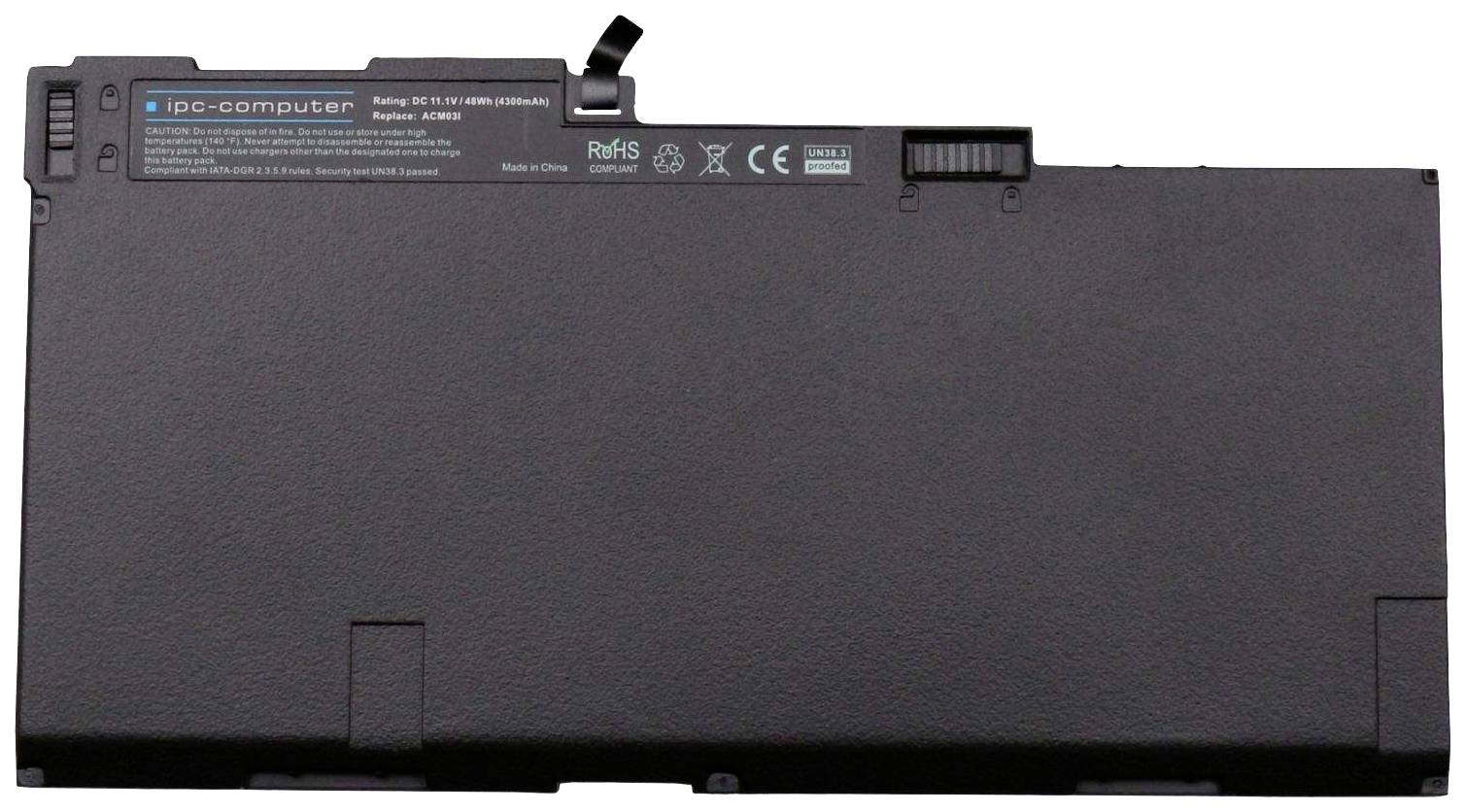 Een zwarte laptopaccu met een sticker waarop technische specificaties en fabrikantinformatie zijn weergegeven.