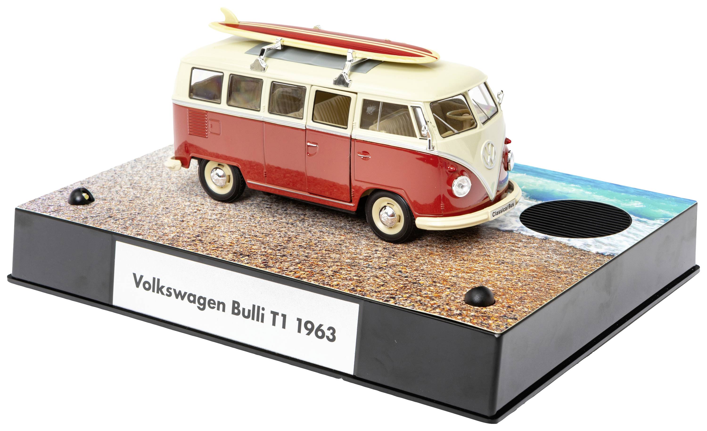 Rood speelgoedmodel van een Volkswagen Bulli T1 uit 1963 met surfplank op het dak, op een sokkel met opschrift.