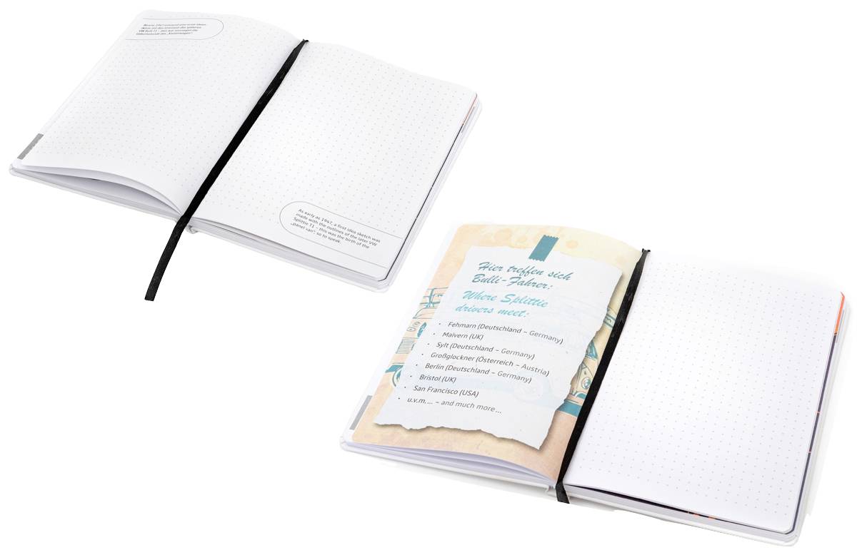 Geopend notitieboek met geperforeerde pagina's en een zwarte bladwijzer. Op een pagina is een briefje geplakt met een handgeschreven notitie.