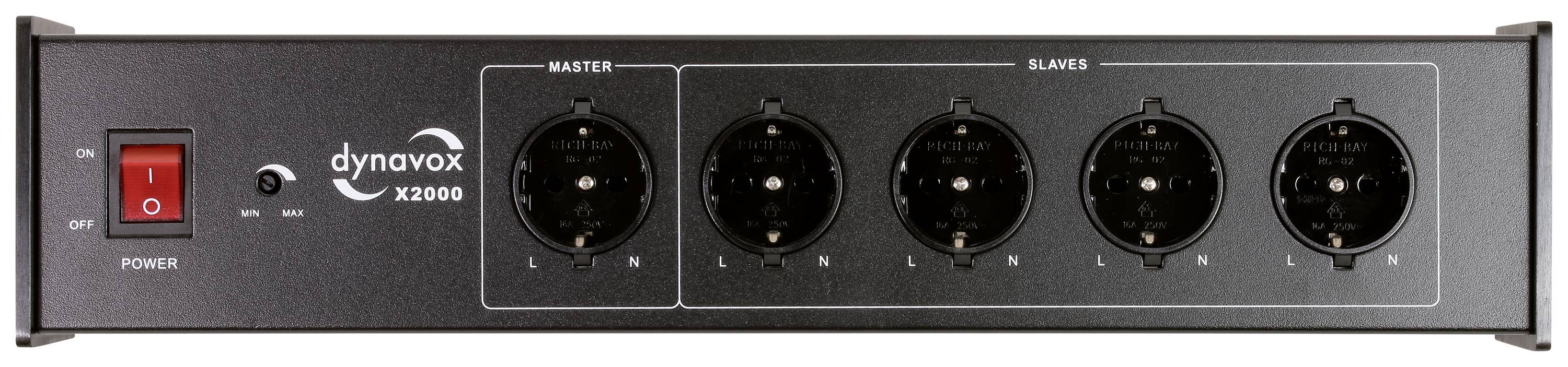 Zwart Dynavox XR2000-apparaat met rode netschakelaar links, vier zwarte stopcontacten rechts, opschriften 'Master' en 'Slaves' boven de stopcontacten.