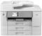 Een witte multifunctionele printer met vier papierladen, een lcd-scherm voor bediening en bedieningsknoppen. Merknaam linksboven.