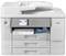 Multifunctionele printer met documentuitvoer op een van de drie papierladen. Digitaal display toont informatie over de printstatus.