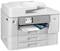Een witte multifunctionele printer met een digitaal display. Een bedrukt document met afbeeldingen wordt uit het uitvoervak uitgevoerd.