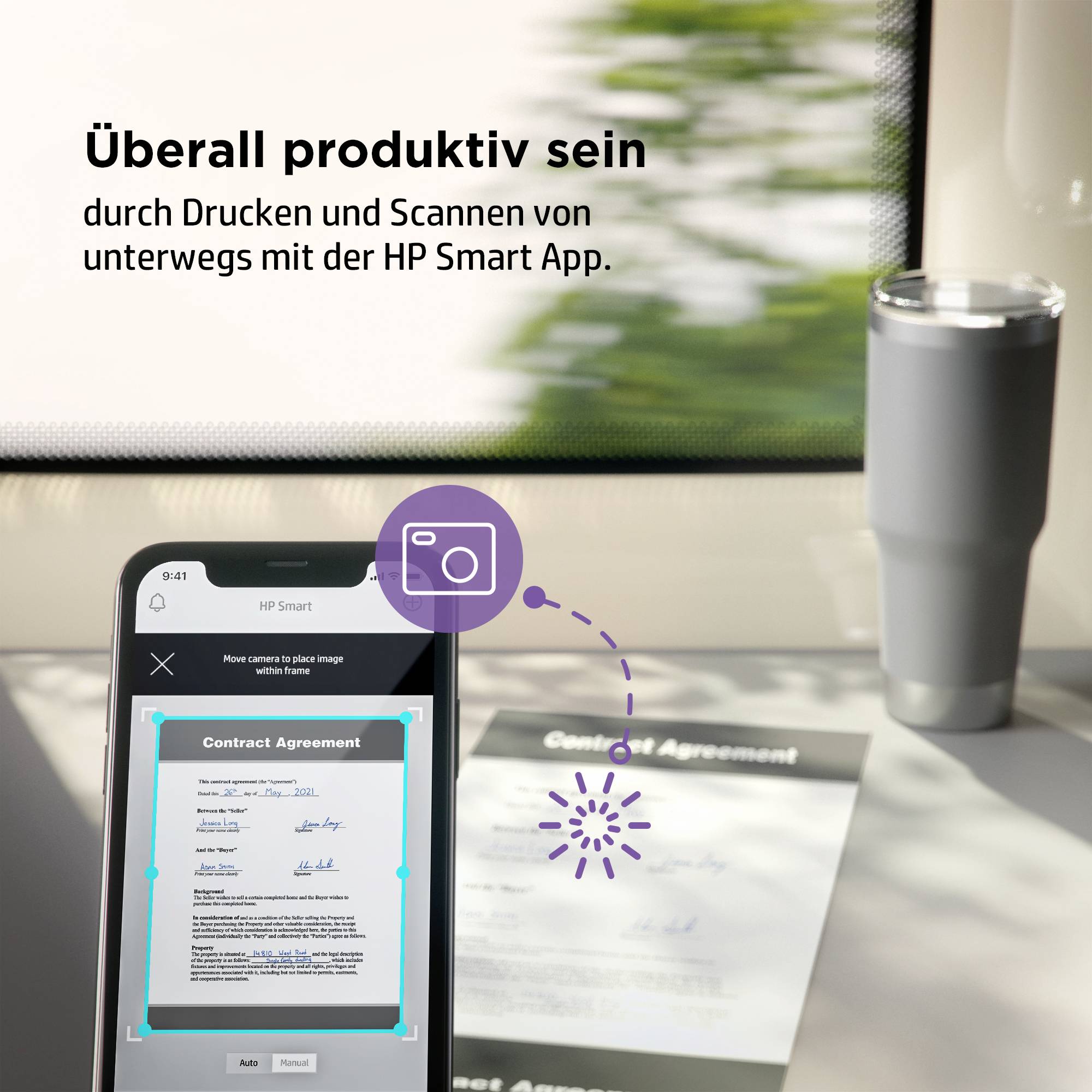 Een smartphone toont een gedigitaliseerde overeenkomst op het scherm. Op de achtergrond staat een thermobeker op een tafel.