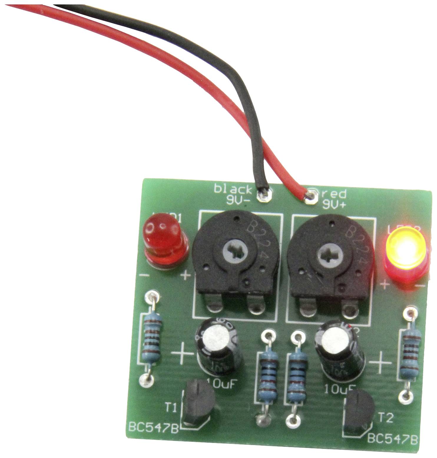 Een groene printplaat met weerstanden, transistors en een felrode lichtgevende diode. Twee zwarte draaiknoppen zijn erop gemonteerd.