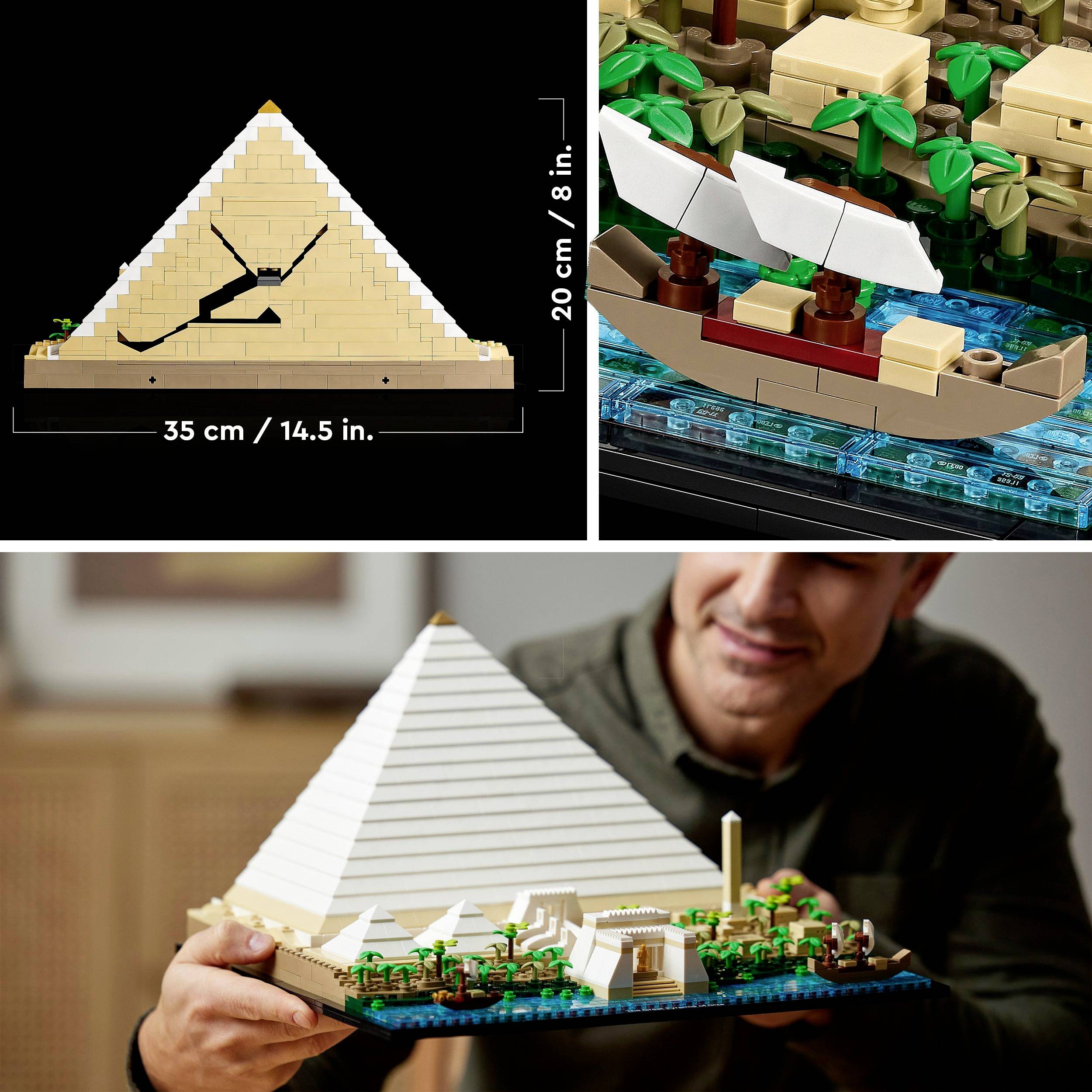 Een LEGO-replica van de Piramides van Gizeh, met een beige segment en een schip op een blauwe wateroppervlakte, 35 cm breed.