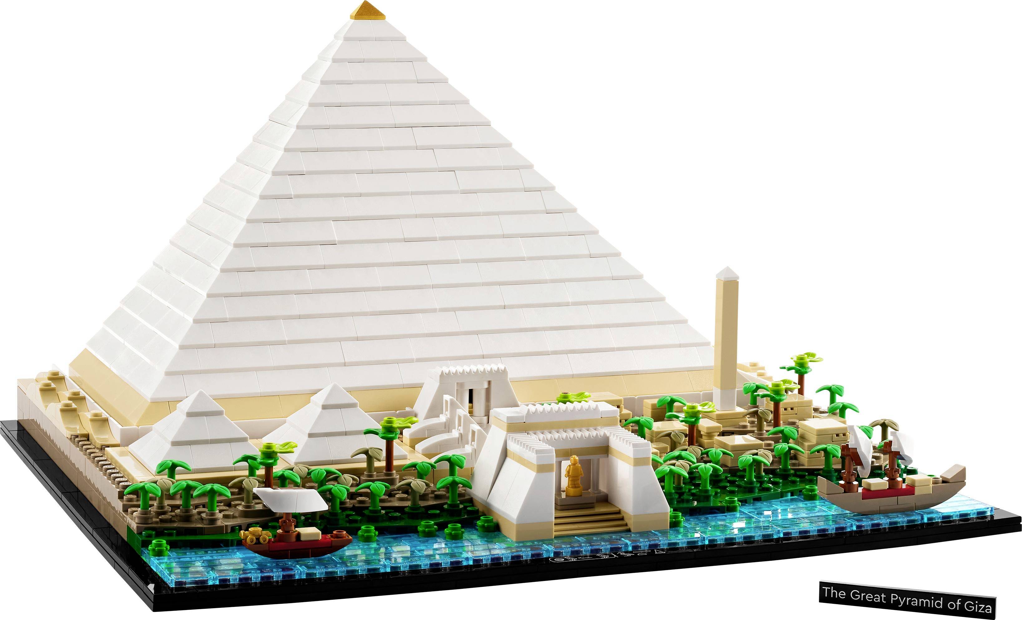 LEGO-model van de Grote Piramide van Gizeh, toont nauwkeurigheid in details met boten, palmbomen en aangrenzende structuren.