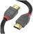 Een HDMI-kabel met gouden aansluitingen en grijze connectoren. De kabel heeft rode accenten en wordt gebruikt voor digitale audio- en videodoorgifte.