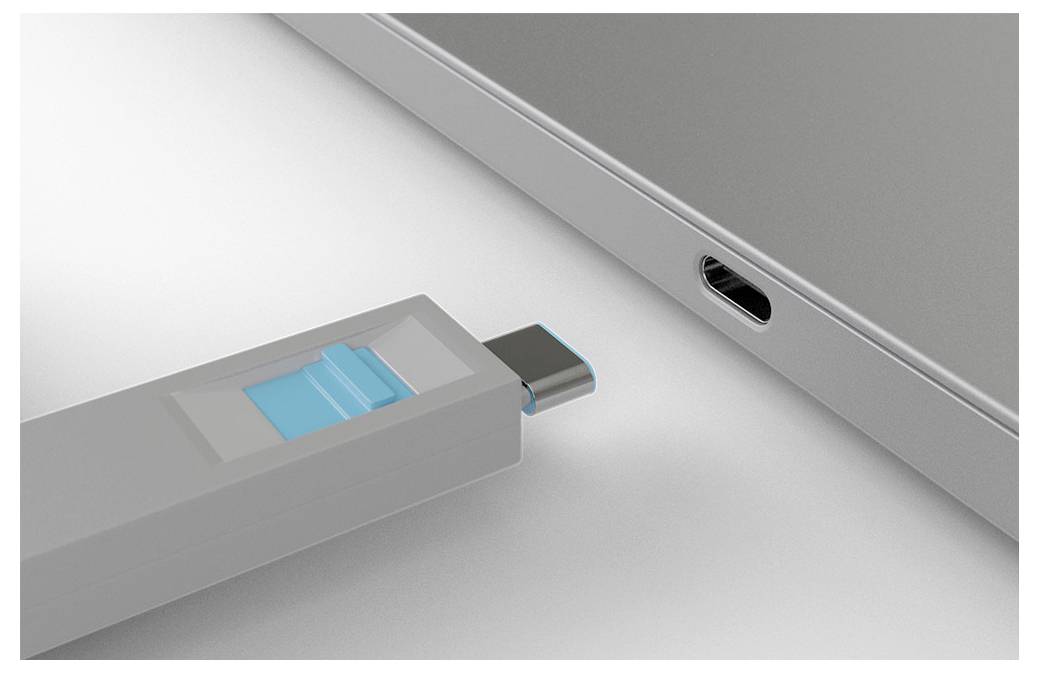 USB-C-stekker die in een USB-C-laadpoort van een laptop wordt ingestoken, met de connector uitgelijnd en bijna verbonden.