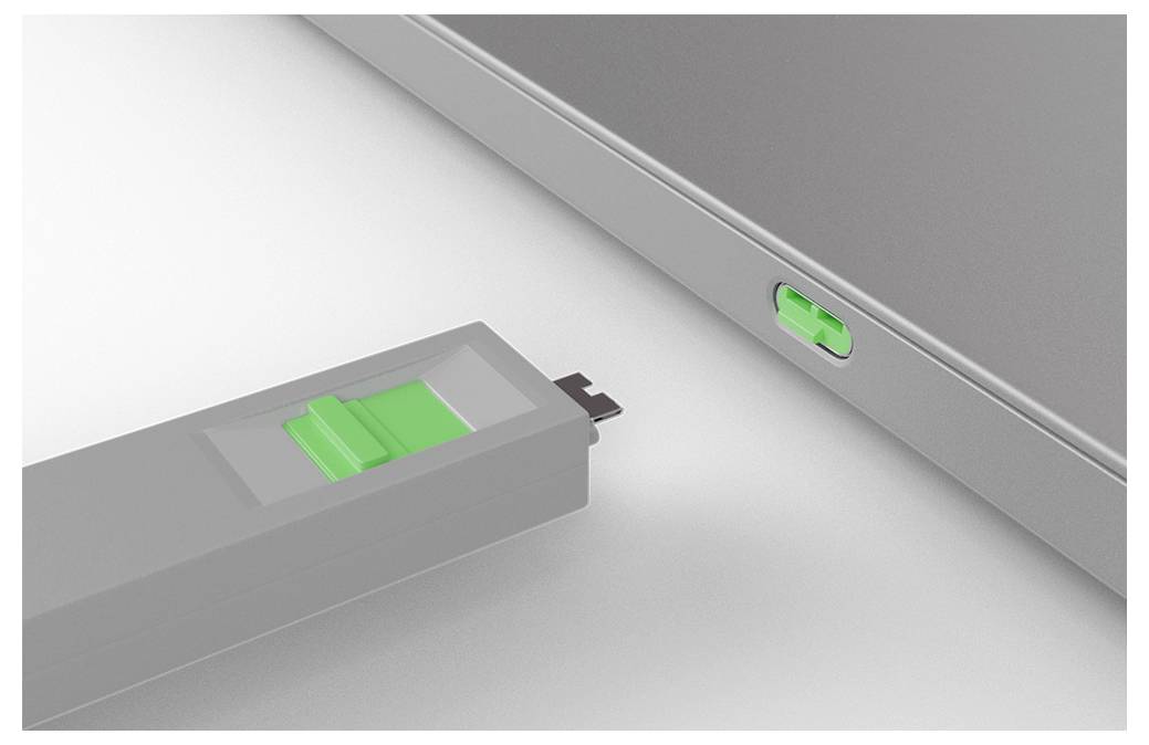 USB-stick wordt in een zijpoort van een laptop ingestoken, met groene markeringen die het verbindingspunt en de stick aangeven.