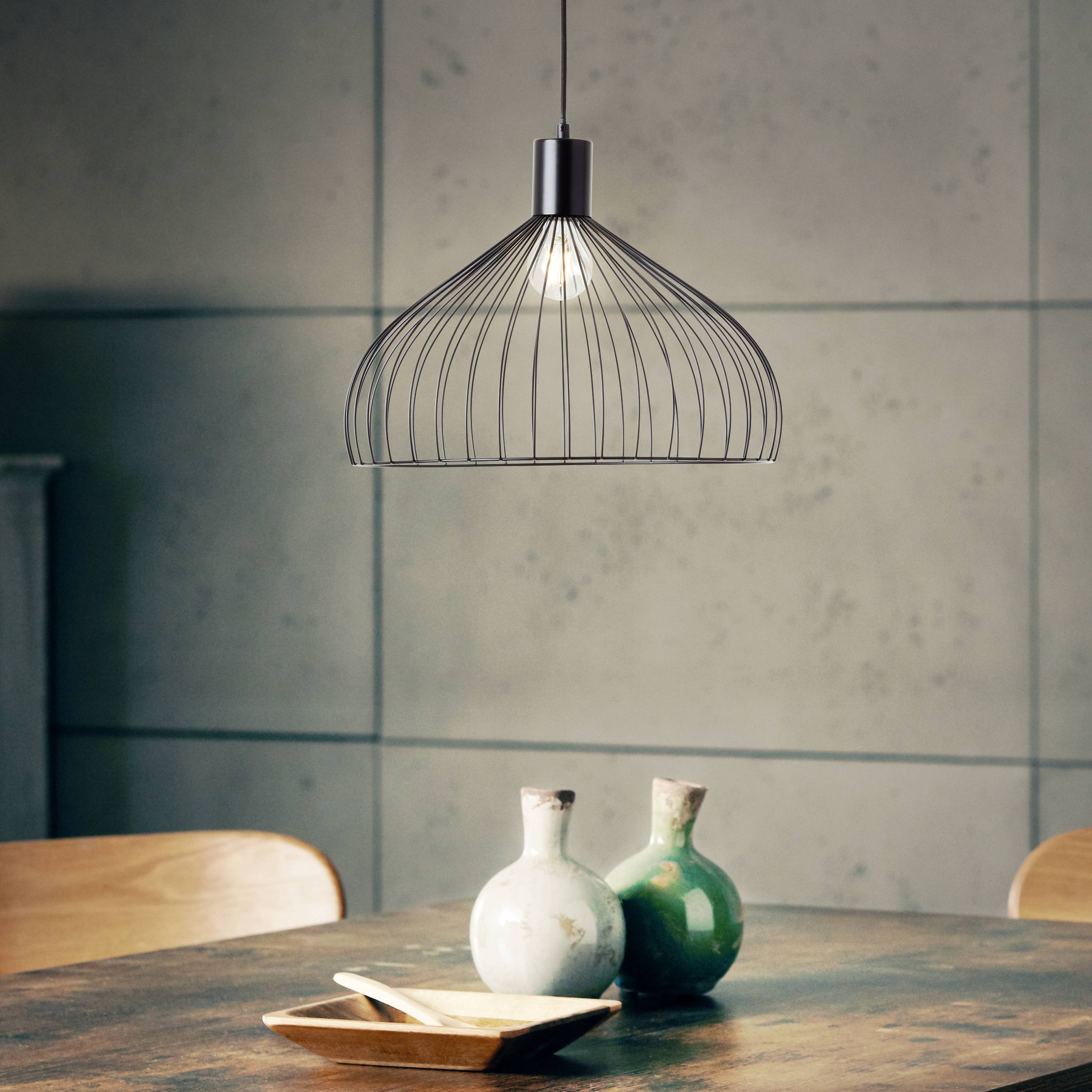 Een moderne hanglamp boven een tafel met twee keramieken vazen en een houten dienblad. De scène oogt minimalistisch en stijlvol.