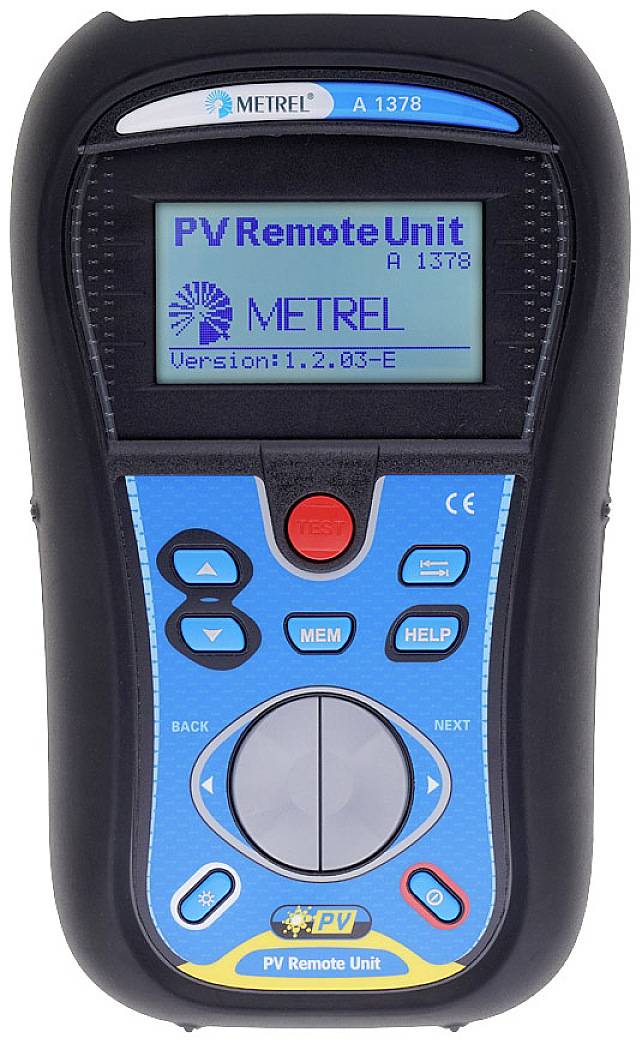 Een draagbaar testapparaat met een display waarop 'PV Remote Unit' en 'Metrel' worden weergegeven. Verschillende knoppen voor bedieningsfuncties.
