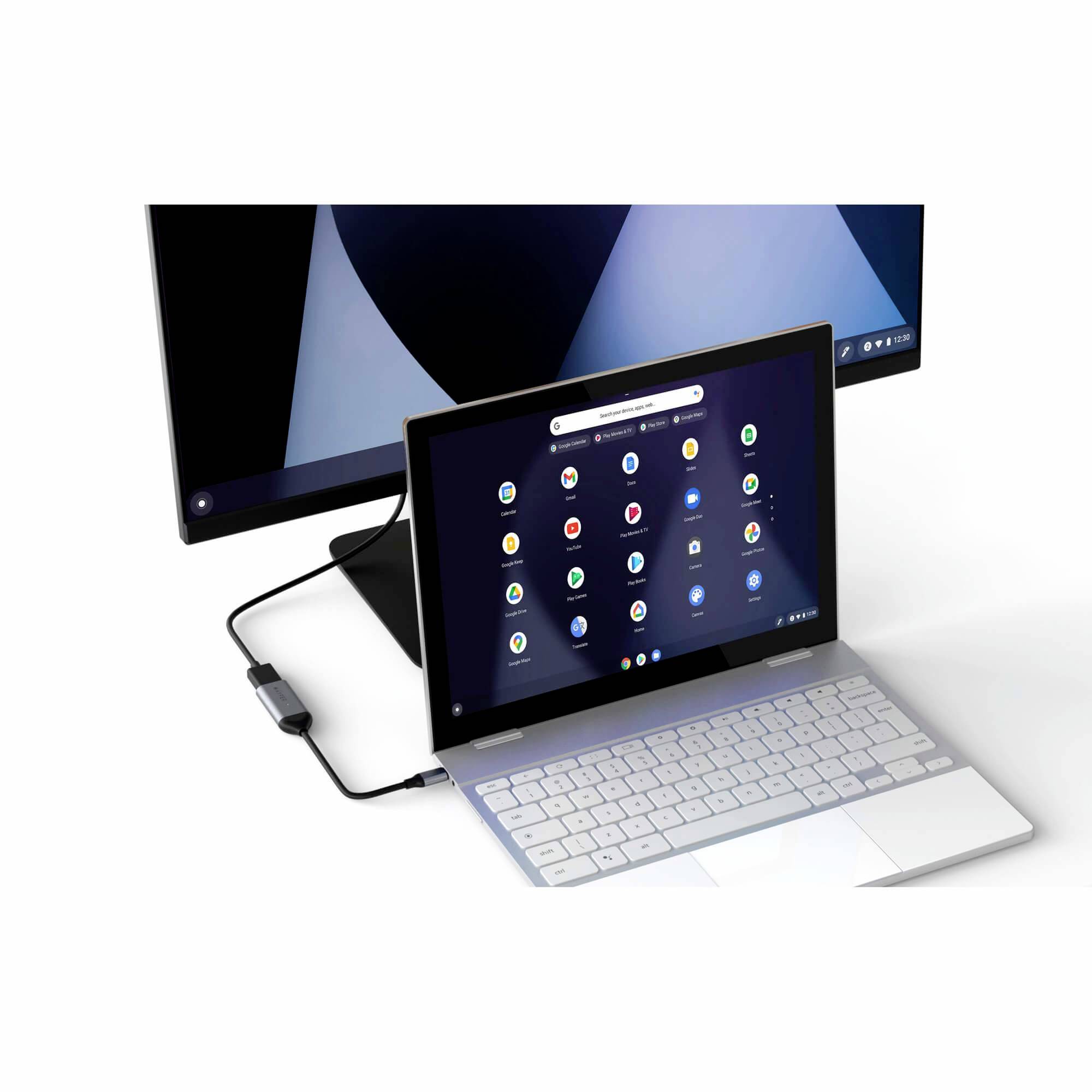 Laptop verbonden met een extern scherm. Beide schermen tonen geopende apps. Verbinding zichtbaar via kabeladapter.