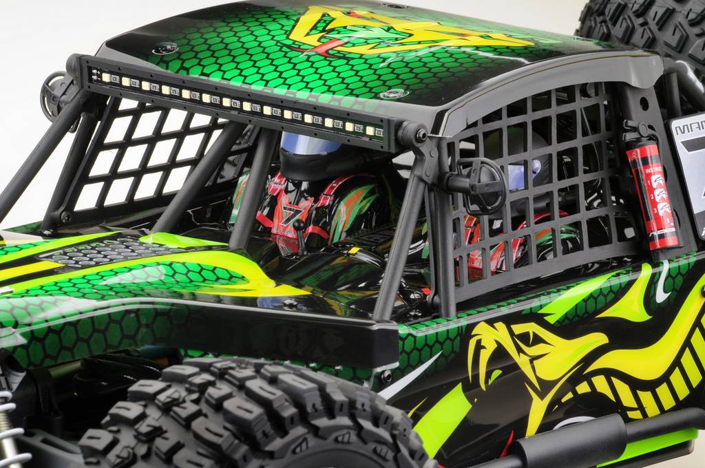 Afstandsbestuurbare auto in buggy-stijl met felgroen design, drakenthema en raamroosters. Grove terreinbanden en gedetailleerd bestuurderscockpit zichtbaar.
