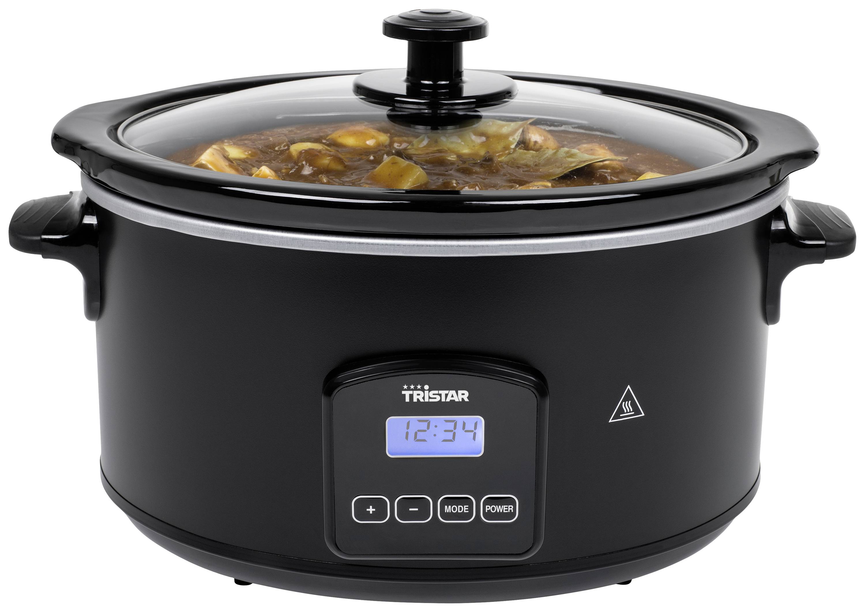 Een zwarte slowcooker met een digitaal display waarop '12:34' staat. Binnenin is een stoofpot met groenten en vlees zichtbaar.