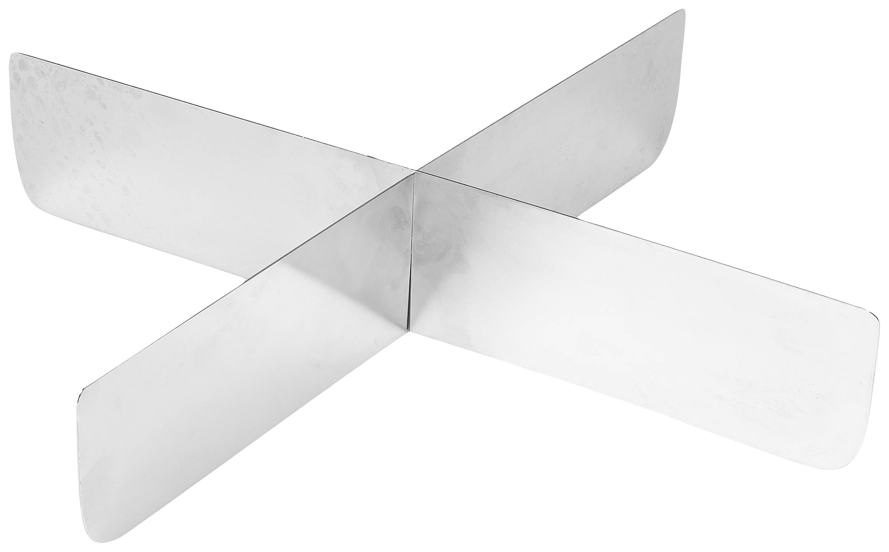 Metalen kruis van twee gekruiste platen, waarschijnlijk te gebruiken als onderzetter of decoratie. Zilveren, glanzende oppervlakte.
