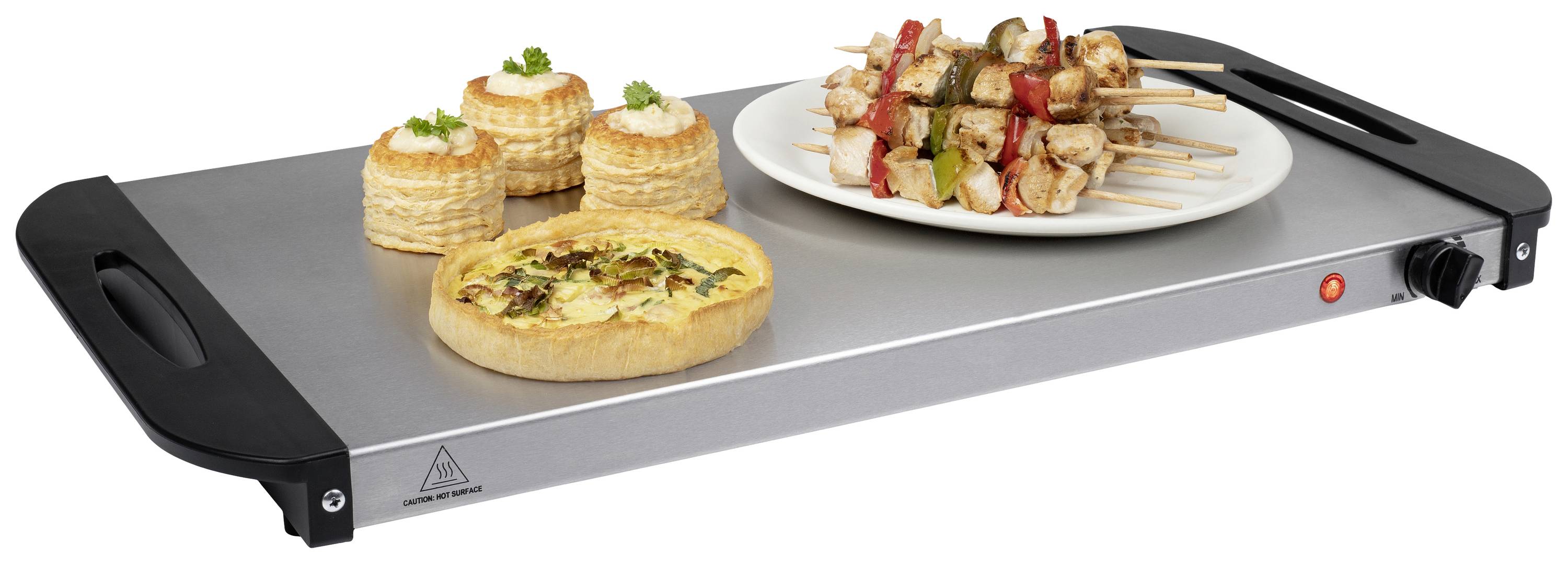 'Serveerschaal met draaiknop en twee handvaten. Erop staan een quiche, bladerdeeggebakjes en een bord met grilsspiesen.'
