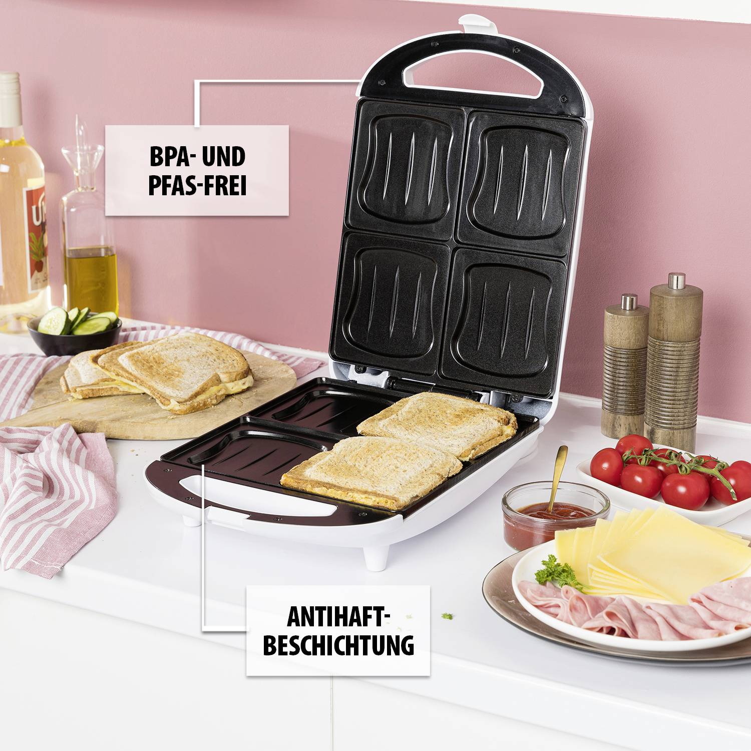 Tosti-ijzer met twee belegde tosti's, brood op een snijplank. Tekst: 'Vrij van BPA en PFAS', 'Antiaanbaklaag'.
