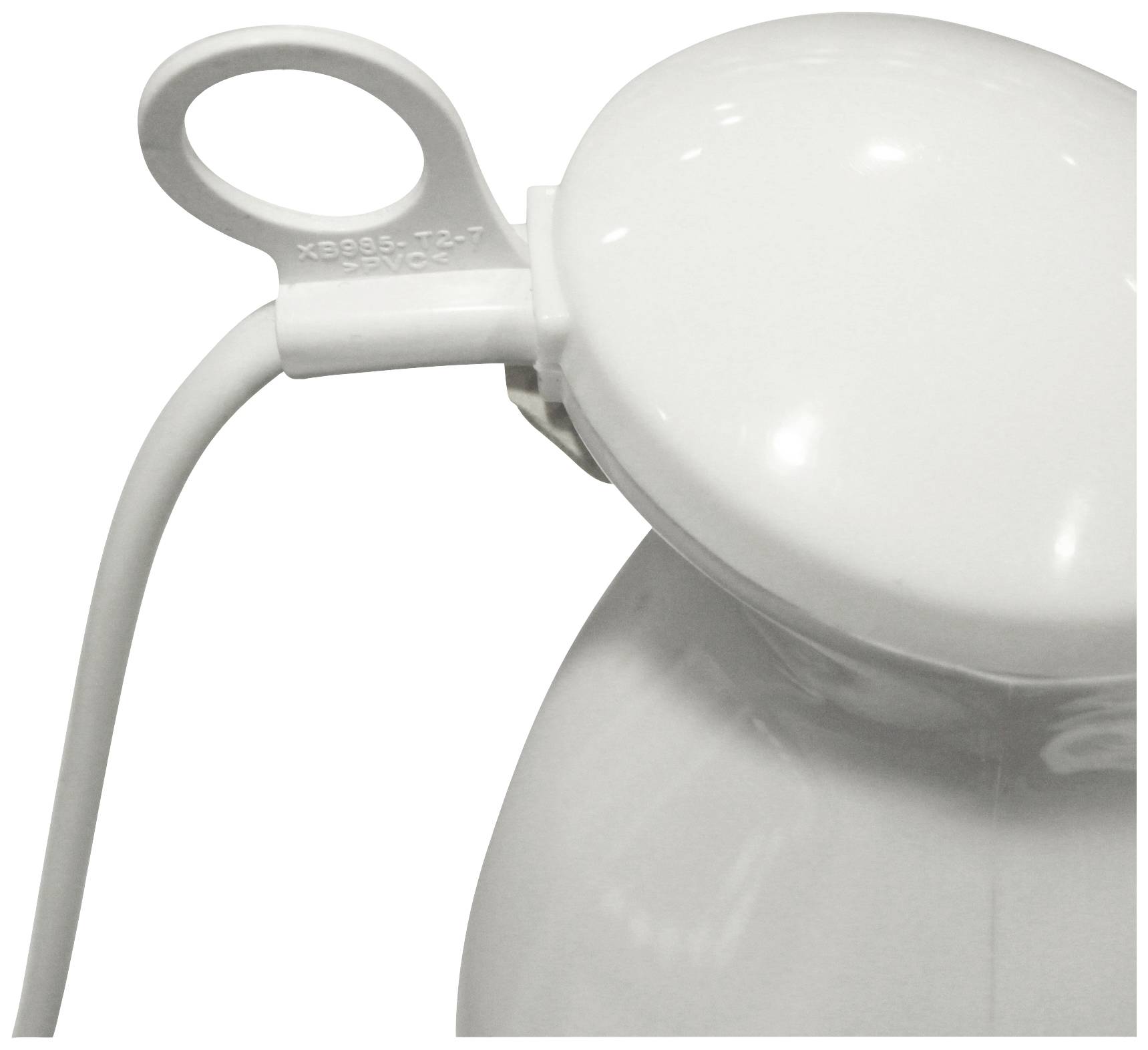 Close-upfoto van een witte waterkoker met vergrendeld deksel en handvat rechtsboven. Een snoer is links zichtbaar.