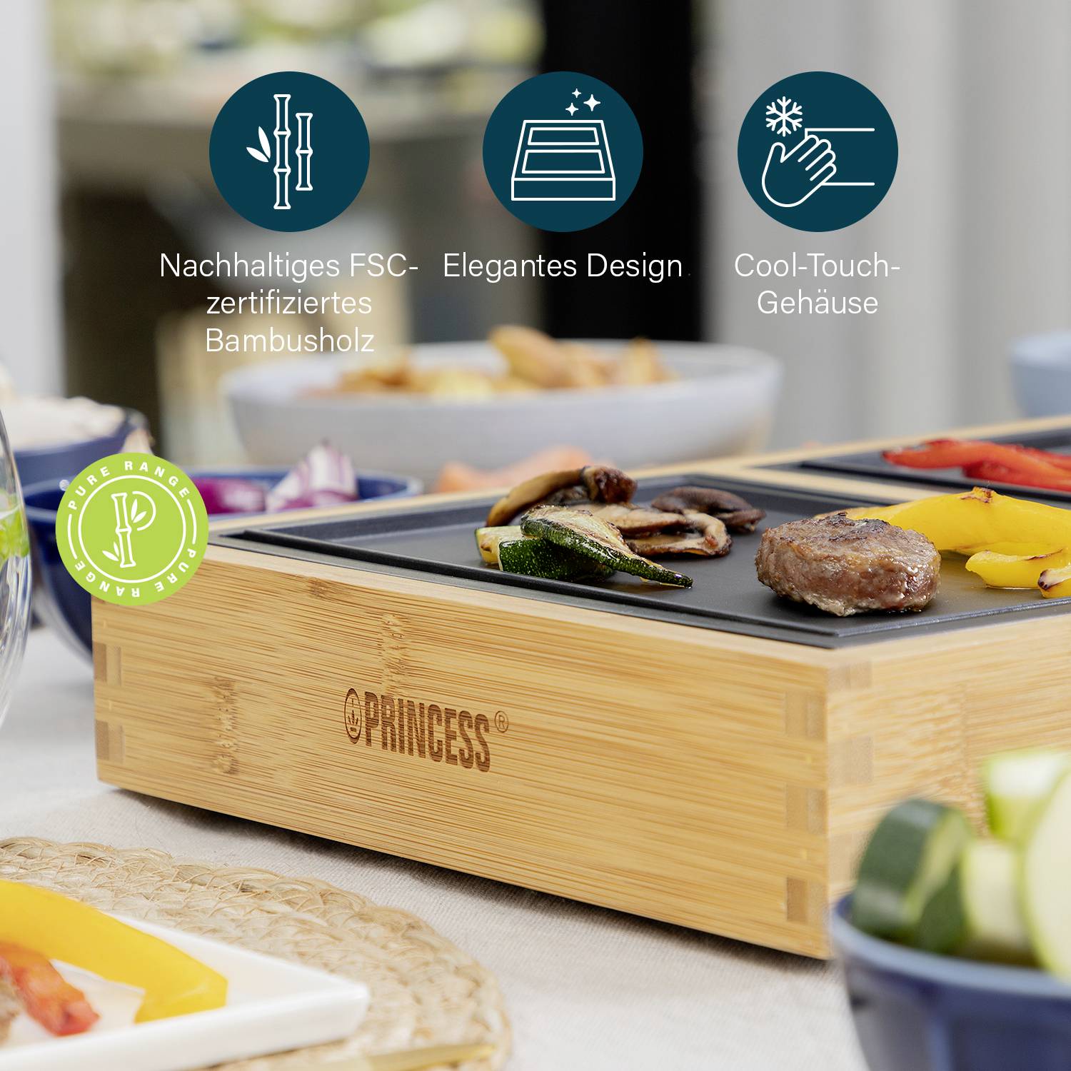 Draagbare elektrische grill met bamboe behuizing op een tafel, met groenten en vlees in bereiding; 'Princesse' merklogo zichtbaar.