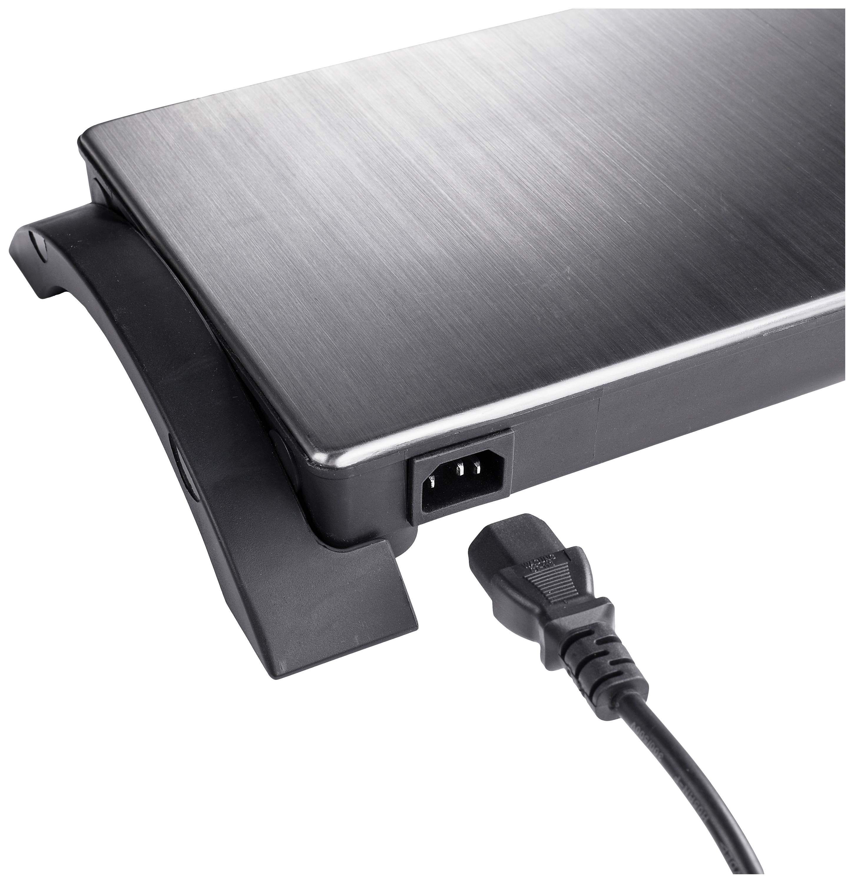 Een zwart elektrisch apparaat met een metalen oppervlak en aangesloten netsnoer. Het heeft een rechthoekige vorm en een houder.