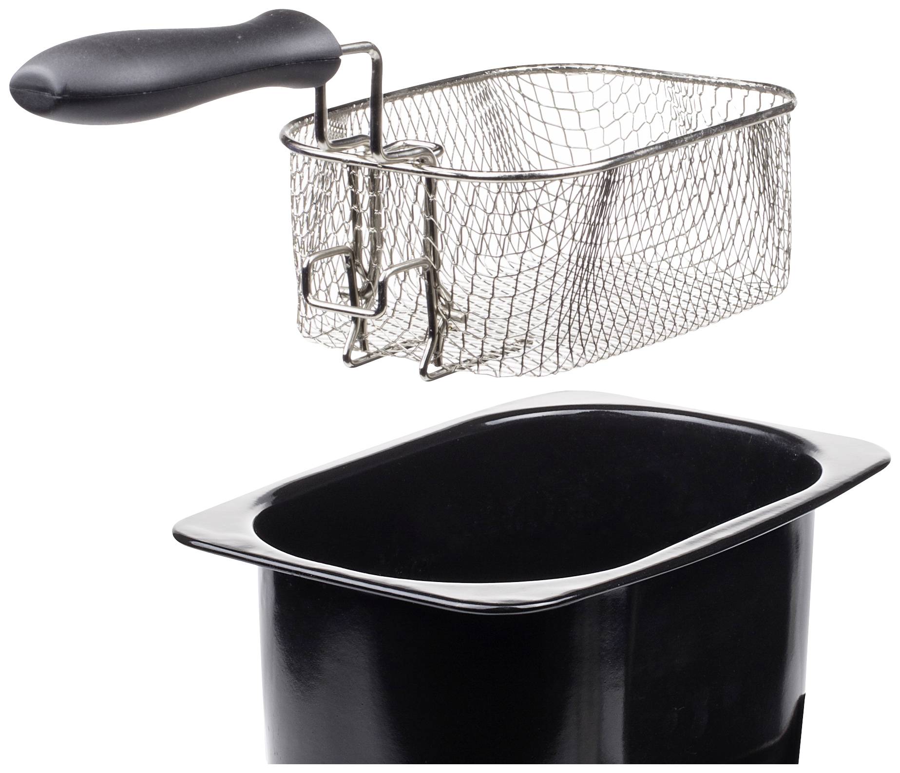 Frieten-mand met zwarte handgreep boven een zwarte bak, getoond in gebruik in een friteuse.